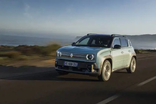 Renault 4 E-Tech, l'elettrica versatile da 409 km di autonomia