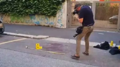 Milano, accoltellato per strada da una decina di persone: 32enne grave