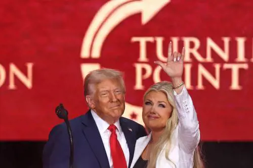 Kirk, Trump sul palco: "È un martire per libertà dell'America"