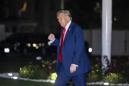 Trump a Bondi: "Persegui i nemici". Attacco dei dem: "Verso la dittatura"