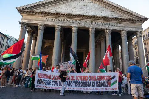 Treni fermi e porti bloccati. I pro Pal paralizzano l'Italia