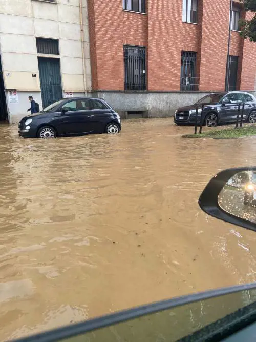 Maltempo a Milano, le strade allagate dall'esondazione dei fiumi