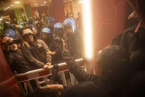 Manifestanti entrano in Stazione Centrale