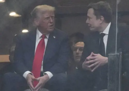 "Mi sei mancato". L'incontro tra Trump e Musk ai funerali di Kirk