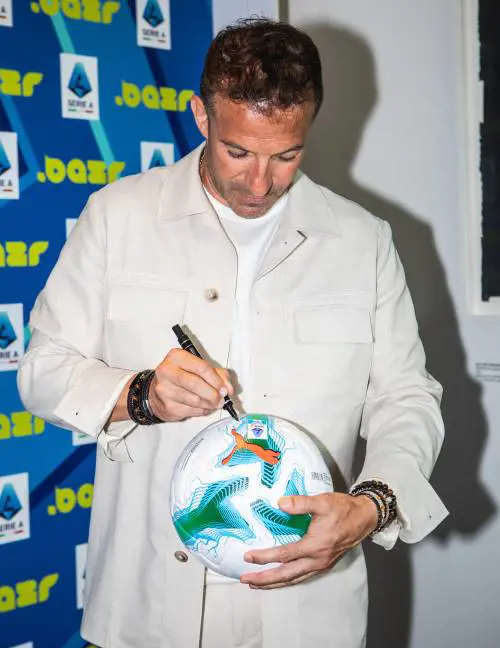 Bazr "firma" il pallone dei gol della Serie A