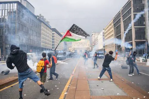 Milano, la violenza contro la polizia