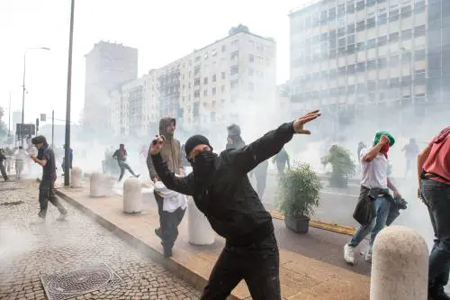 Non serve la frusta. Basta la Costituzione