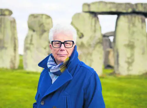 Ken Follett a spasso con i nostri avi per scoprire i misteri di Stonehenge