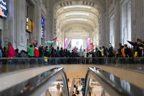 I "pacifisti" pro Pal assaltano la Centrale: scontri e 60 feriti