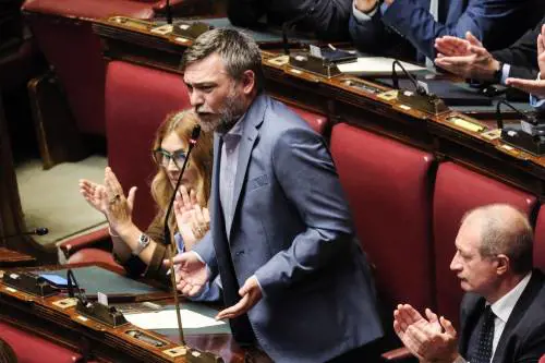 Bagarre alla Camera durante il ricordo di Charlie Kirk. Scontro tra Fdi e M5S