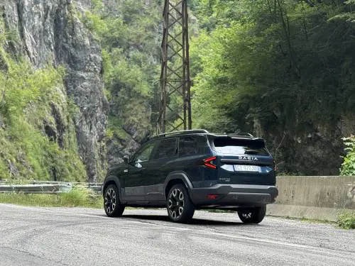 Dacia Bigster Hybrid: guarda la gallery del nuovo SUV ibrido full