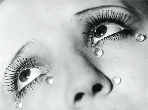 Le divine bellezze nell'arte di Man Ray, foto e disegni del genio surrealista