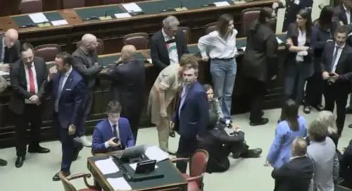 Le opposizioni bloccano il Parlamento: occupato l'emiciclo e i banchi del governo