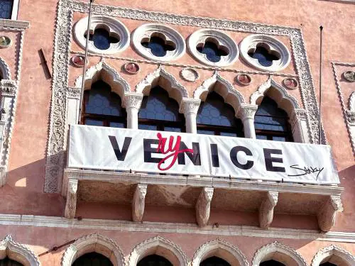 VEryNICE di Sangy: l’installazione sul Canal Grande è l’opera d’arte contemporanea più vista