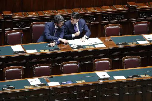 Covid, Fraccaro salva Conte sulle mascherine farlocche. "Sapevo ma non gli dissi nulla"