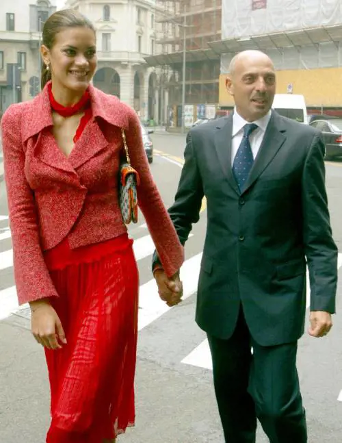 La sfilata, le nozze, il reality, il sesso e le droghe: la storia d'amore tra Paolo Brosio e Gretel Coello