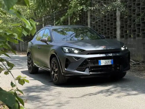 Cupra Formentor e-Hybrid: guarda la gallery del crossover ibrido da 272 CV