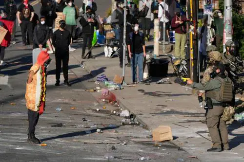Portland, Trump invia la Guardia nazionale: "Stop ai terroristi Antifa"