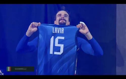 La maglia di Lavia e il bacio al cielo, cosa c'è dietro il gesto durante la premiazione dell'Italvolley