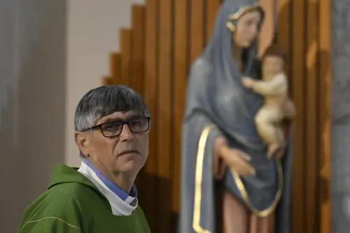 La parentela con un boss e i precedenti: chi è il 75enne del proiettile consegnato a don Patriciello