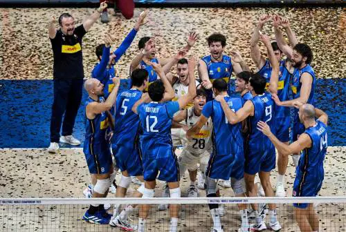 Un sole che splende e illumina d'azzurro