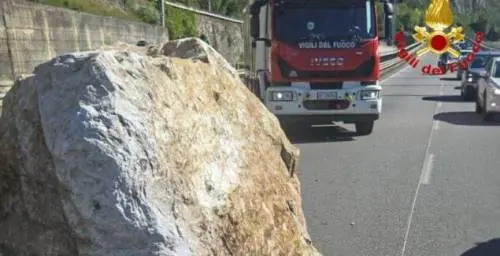 Enorme masso sulla Statale di Milano-Cortina. Nessun ferito