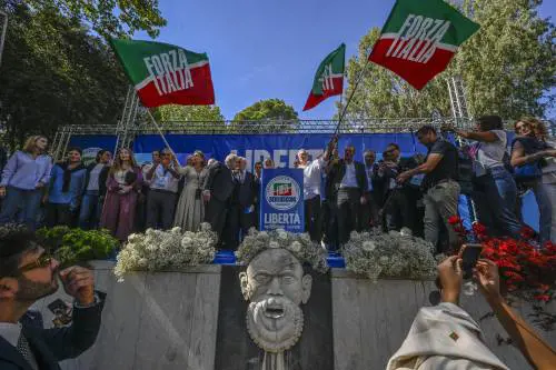 Azzurri in festa nel solco di Berlusconi e Reagan. Nasce il nuovo Manifesto