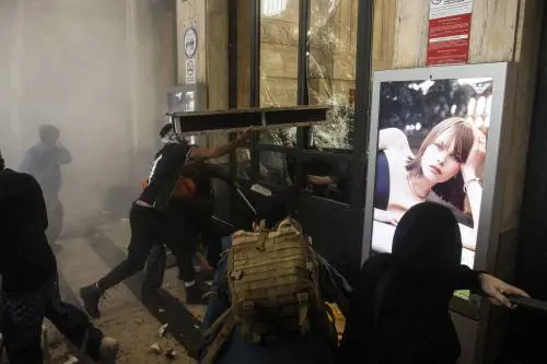 Milano devastata dai pro Pal. Ma per Zerocalcare "quella non è violenza"
