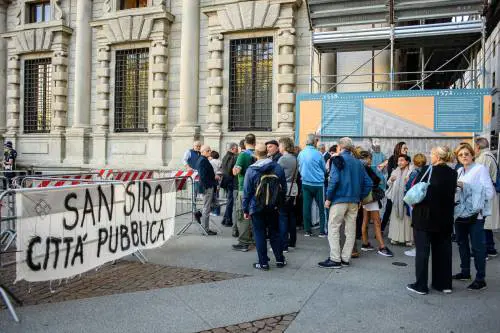 San Siro: fuori Palazzo Marino la protesta contro la vendita