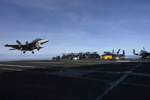 La Nato intensifica la sorveglianza sul Baltico. E Putin firma la leva di 135mila nuovi soldati