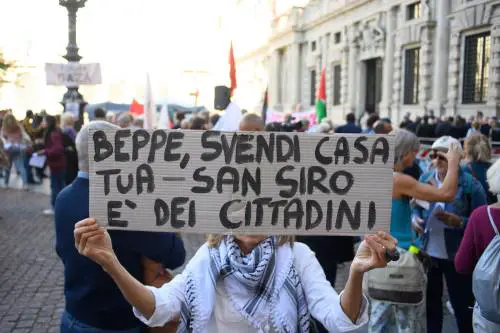 "Lo stadio non si vende". Scoppia la protesta di comitati e oppositori
