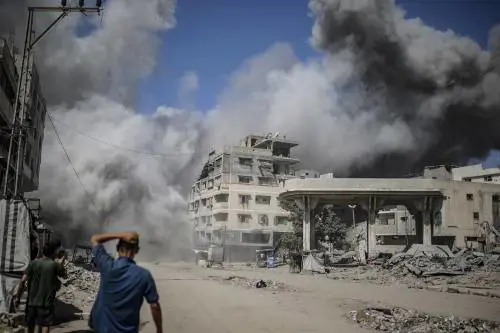 Hamas chiede modifiche al piano Trump. Israele: "Gaza City quasi completamente circondata" | La diretta