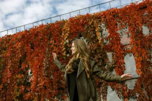 Blazer di pelle, la giacca di tendenza dell’autunno 2025. Come indossarlo con stile