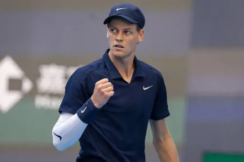Sinner soffre ma vola in finale a Pechino, battuto De Minaur in tre set