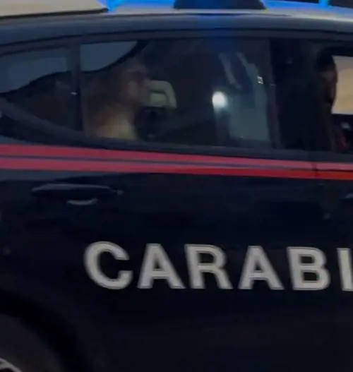 Uccide la moglie a colpi di pietra. Poi la fuga con i figli: uno è morto