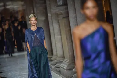 Blu eterno: quel colore-eredità di Giorgio Armani perfetto per le over 50