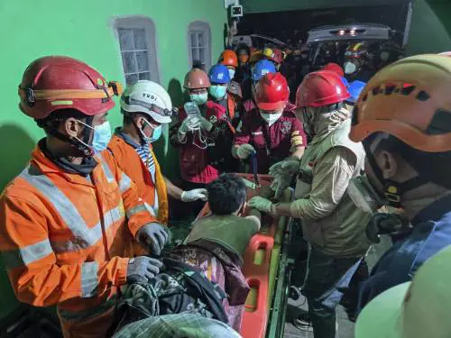 Indonesia, crolla una scuola. "Nessun segno di vita sotto le macerie"