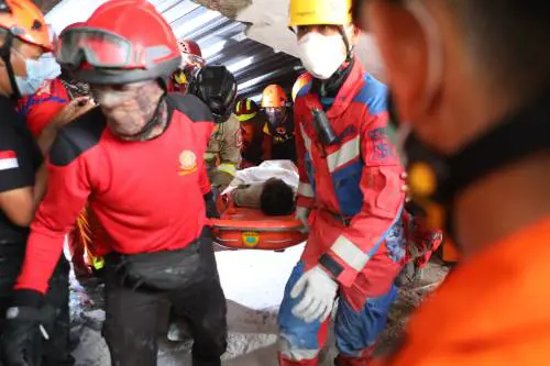 Le operazioni di soccorso dopo il crollo della scuola in Indonesia