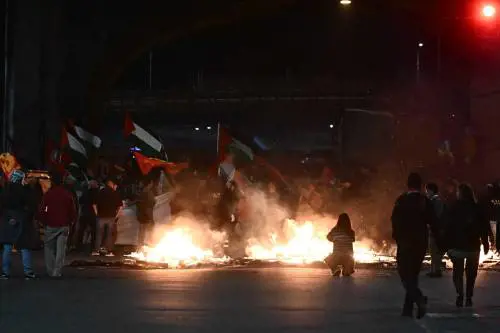 Porti, treni e università bloccati dai pro Pal Slogan choc nei cortei