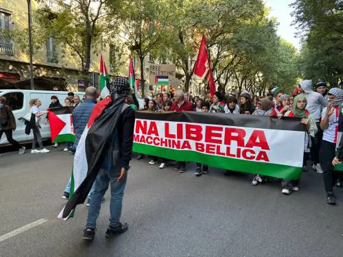 Milano, slogan e bandiere pro Palestina