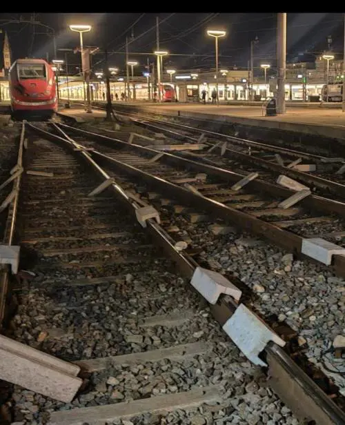 Vandalismo pro Pal a Firenze: blocchi di cemento sui binari della stazione