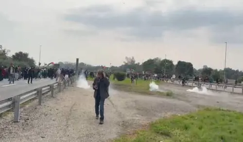 Milano, occupata la tangenziale. Pietre contro la polizia, gli agenti rispondono coi lacrimogeni