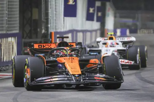 F1, Piastri più veloce nelle libere di Singapore: incidente ai box tra Norris e Leclerc