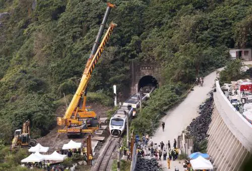 Disastro di Hualien, il treno intrappolato nel tunnel dal camion caduto dall'autostrada