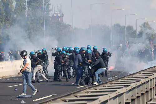 "Basta aggressioni ai poliziotti, lo Stato ci difenda"