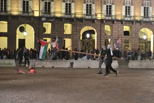 Pro  Pal, agenti feriti in tutta Italia per lo sciopero generale. A Torino carrelli incendiari e travi  contro la polizia