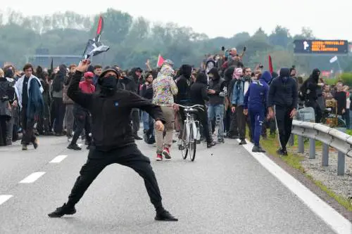 L’assalto: 55 poliziotti feriti. Bambini usati come scudi umani