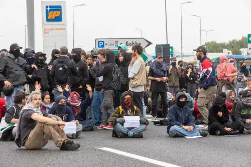 Milano ripiomba negli anni Settanta. Tangenziali in tilt tra sassate e petardi