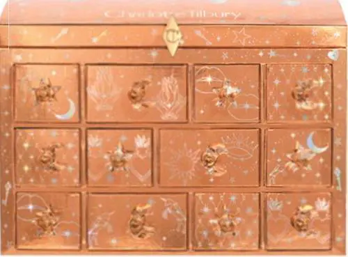 Rossetti, skincare, blush. Dietro alle finestrelle dei nuovi Calendari le sorprese sono beauty