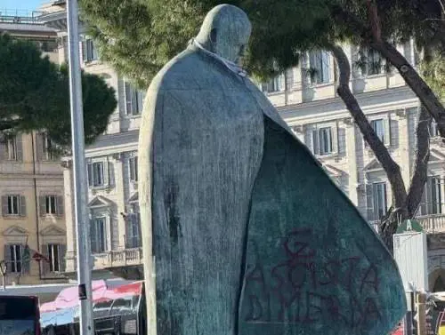 Propal, vandalizzata la statua di Papa Wojtyla: “Fascista di m…”. Meloni: “Atto indegno”